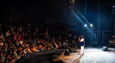 نورة منت سيمالي ونضال اليحياوي يُشعلان مسرح الحمامات (صور)