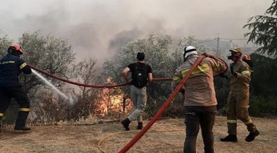 Incendies globalement sous contrôle en Grèce, violents orages en Italie