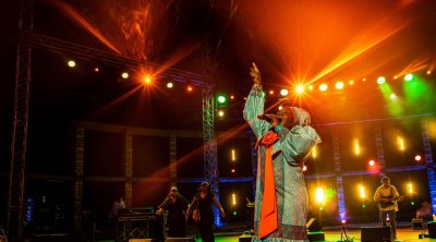 ''كوين أوميغا'' تشعل حماس جمهور الحمامات بإيقاعات الريغي 