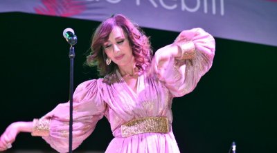 نبيهة كراولي تصافح جمهور المهرجان الدولي في قبلي