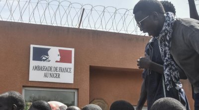 La France va rapatrier son ambassadeur à Niamey et annonce la fin de sa présence militaire au Niger