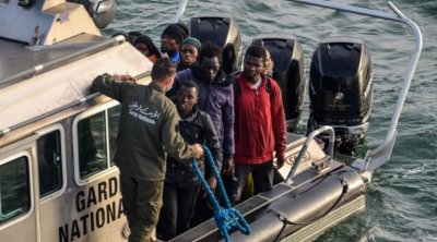 رايتس ووتش: تونس تعترض مهاجرين أفارقة في البحر وتطردهم نحو حدود الجزائر