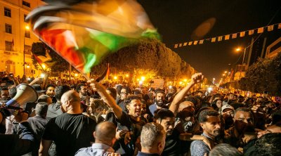 Des manifestants en colère devant l’ambassade de France à Tunis