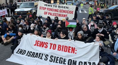 إعتقال 100 ناشط يهودي في نيويورك بعد عرقلتهم موكب بايدن