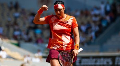 أنس جابر ترتدي الزي الإماراتي (صور)