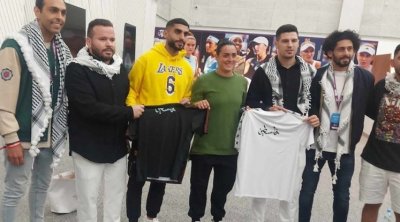 أنس جابر تتلقّى هديّة مميّزة من لاعبي منتخب فلسطين