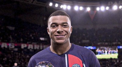 كيليان مبابي يحسم أمره ويبلغ إدارة باريس سان جرمان بالرحيل 