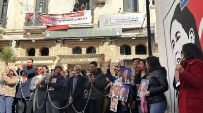 مقيّدون بالسلاسل : تحرك احتجاجي صامت لعائلات المعارضين الموقوفين في تونس