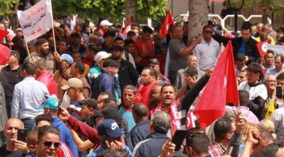 تونس العاصمة : وقفة لأنصار قيس سعيّد رفضا للتدخل الأجنبي