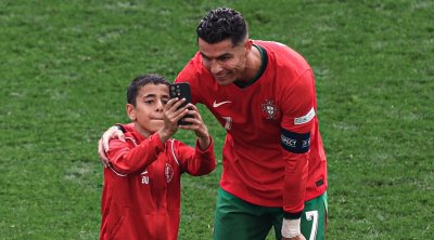 بالصور : طفل يقتحم ملعب مواجهة البرتغال وتركيا من أجل رونالدو
