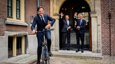 رئيس وزراء هولندا يغادر منصبه على دراجة هوائية
