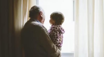 السويد تدفع رواتب للأجداد لرعاية أحفادهم