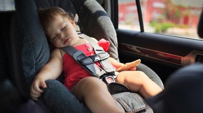 طبيب مختص يُحذر من خطورة ترك الأطفال داخل سيارة في حر الصيف