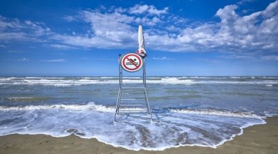 الحماية المدنية : السباحة ممنوعة بسبب التيارات الهوائية القوية 