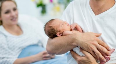 المصادقة على الترفيع في عطلة الأمومة والأبوة وسحبها على القطاع الخاص