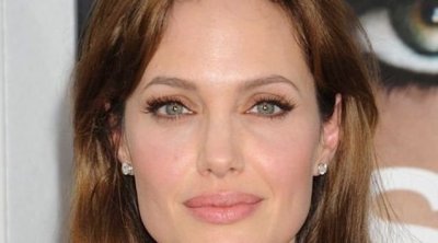 Radieuse, Angelina Jolie adopte l’un des maquillages les populaires de tous les temps