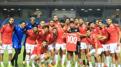 لاعبو منتخب تونس يحتفون بالمساكني: 100 مباراة دولية مع النسور 