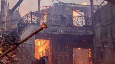 Los Angeles : l'utilisation de sacs à main pour lutter contre les incendies suscite des critiques