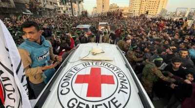 Cessez-le-feu à Gaza : le Hamas transfère les trois premiers otages à la Croix-Rouge