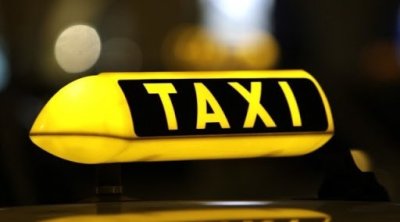 سائق تاكسي في قفصة يُعيد حقيبة تحتوي على 4 آلاف دينار إلى صاحبتها