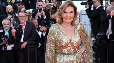 يسرا تتألق بإطلالة ذهبية فاتنة في ثاني أيام مهرجان كان السينمائي