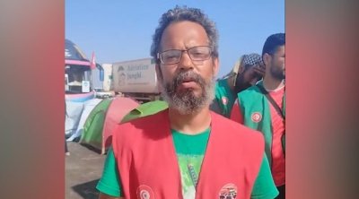 قوات حفتر تعتدي على الناطق باسم قافلة الصمود وائل نوار (فيديو)  
