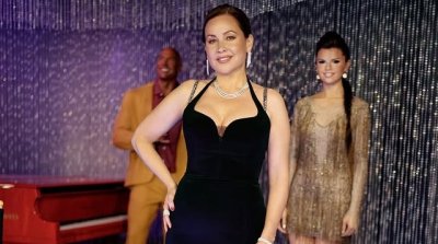 ريا أبي راشد تتألق بفستان أسود يأسر الأنظار 