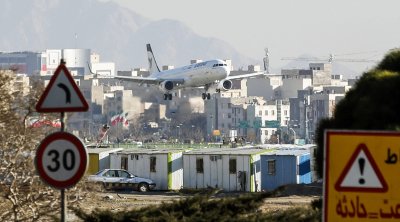 ايران تعيد فتح مجالها الجوي جزئيا