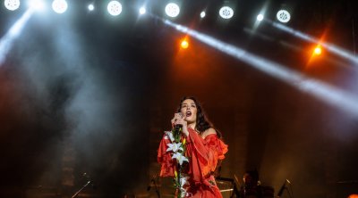 الفنانة الفرنسية نايكا على ركح الحمامات: عرض قصير... لكن ممتع وشبابي (فيديو)