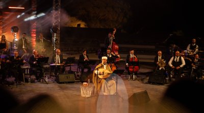 Lotfi Bouchnak chante pour la patrie et la femme au Festival international de Hammamet