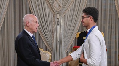 Kaïs Saïed décore Ahmed Jaouadi de l’ordre national du mérite 