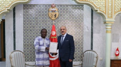 Le nouvel ambassadeur burkinabè remet une copie de ses lettres de créance au ministre des Affaires étrangères