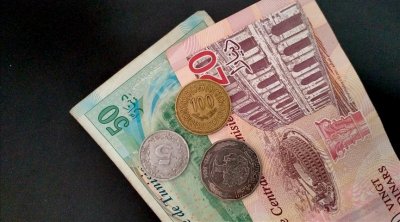 تحسن نسبي لسعر صرف الدينار التونسي مقابل الدولار واليورو