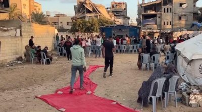 فلسطينيون يتجمعون وسط الأنقاض لمشاهدة فيلم ''صوت هند رجب''