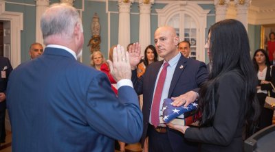 السفير الأمريكي الجديد يبدأ مهامه في تونس