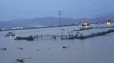 بالصور : سليمان: فيضان وادي سلتان وغرق عدد من السيارات