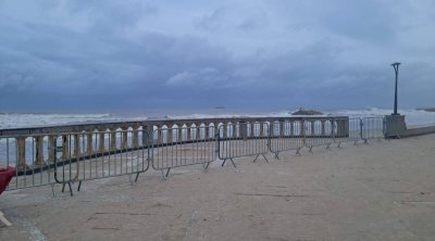 سوسة: حواجز على شاطئ بوجعفر وتحذير من الاقتراب من البحر (صور)