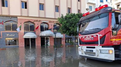 مياه البحر تغمر طريق حلق الوادي و تونس البحرية (فيديو)