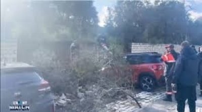 تضرر عدة سيارات بعد سقوط جدار بمأوى ملعب الشاذلي زويتن (فيديو)