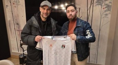 غوارديولا يوقع على قمصان لفريق "غزة الإرادة"