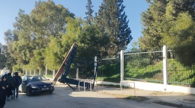 سقوط الباب الرئيسي للمركب الجامعي المنار (صور)