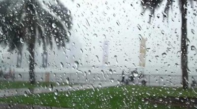 الجمعة : سحب كثيفة مع أمطار متفرقة وريح قوية