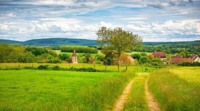 سحب كثيفة مع أمطار متفرقة اليوم 