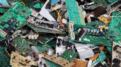 وزارة البيئة تبدأ في رفع 400 طن من المواد الخطرة ''PCB''