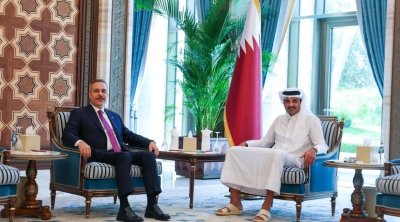 أمير قطر يلتقي وزير خارجية تركيا في الدوحة