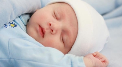  العثور على رضيعة في كيس بلاستيكي ملقاة في الشارع بحي التضامن