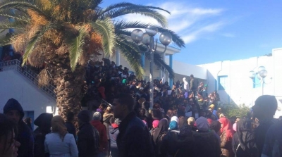 محتجون يقتحمون مقر ولاية القصرين 