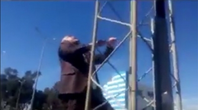 بالفيديو : معتمد منوبة يتسلق عمود انارة لإنقاذ فتاة من الانتحار  