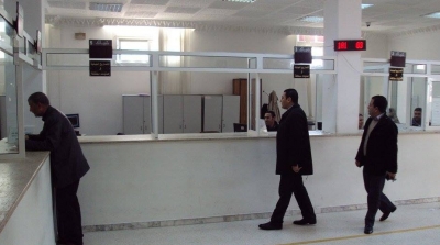 موظفة تستقبل طلبات المواطنين من تحت الباب بقباضة المنزه السادس : والي اريانة ينفي