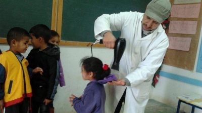 وزارة التربية تكرم المعلم الذي قام بتجفيف شعر تلاميذه في القسم بجندوبة 